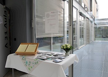 Gästebuch und Hochschulzeitung Spektrum; Foto: BIS LU