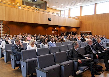 Blick zu den Gästen der Veranstaltung in der Aula der HS; Foto: BIS LU