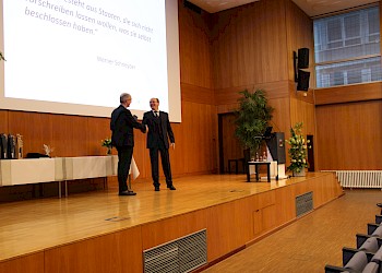 Prof. Dr. Wasmayr bedankt sich beim Gastredner Prof. Dr. Heinemann; Foto: BIS LU