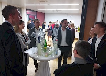 BIS BA und MBA AbsolventInnen beim Umtrunk; Foto: BIS LU