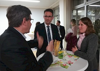 Diplom-Absolvent, MBA Absolvent und Lehrbeauftragte der HS im Gespräch; Foto: BIS LU