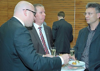 Unternehmensvertreter im Gespräch mit BIS Absolventen; Foto: BIS LU