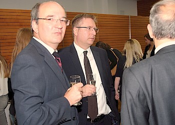 (von links nach rechts): Prof. Dr. Wasmayr, BIS MBA Absolvent und der Gastredner Dr. Sturm (mit dem Rücken zum Bild) im Gespräch; Foto: BIS LU