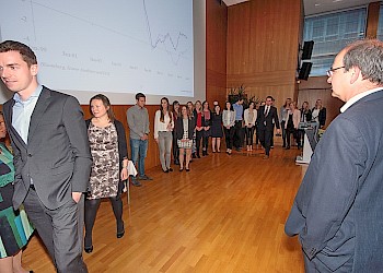 BIS BA Absolventinnen von 2017 auf der Bühne der Aula der Hochschule Ludwigshafen (verdeckt Karin Zettler); Foto: BIS LU