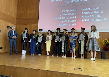 AbsolventInnen und Studiengangleitung des Studiegangs BIS; Foto: FB II HWG LU